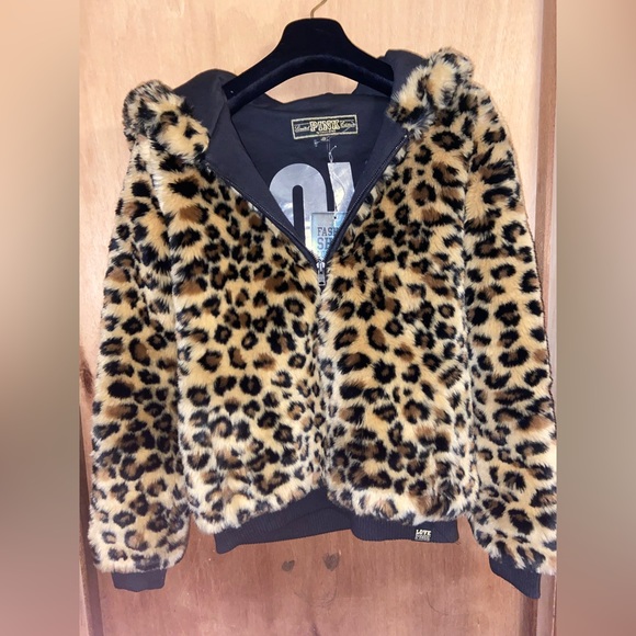 EXCLUSIVE: VS PINK Faux Fur Bomber Jacket 🐆 From Fashion Show RUNWAY! - Picture 11 of 16